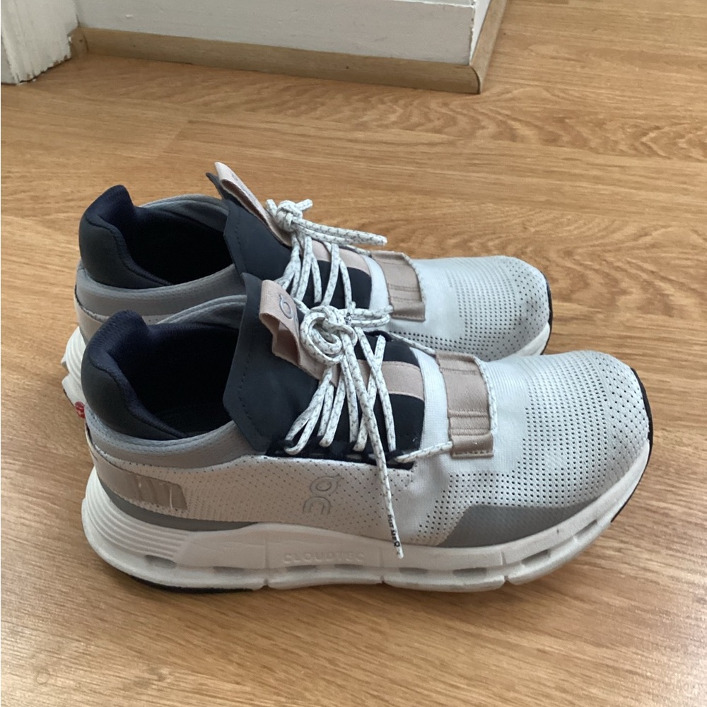 On Cloud Gray Sneakers Women’s